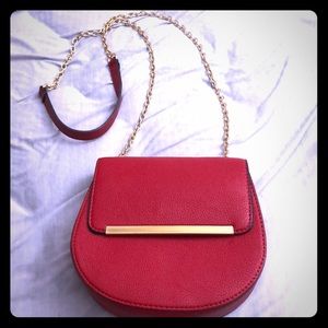 Small red crossbody with gold chain